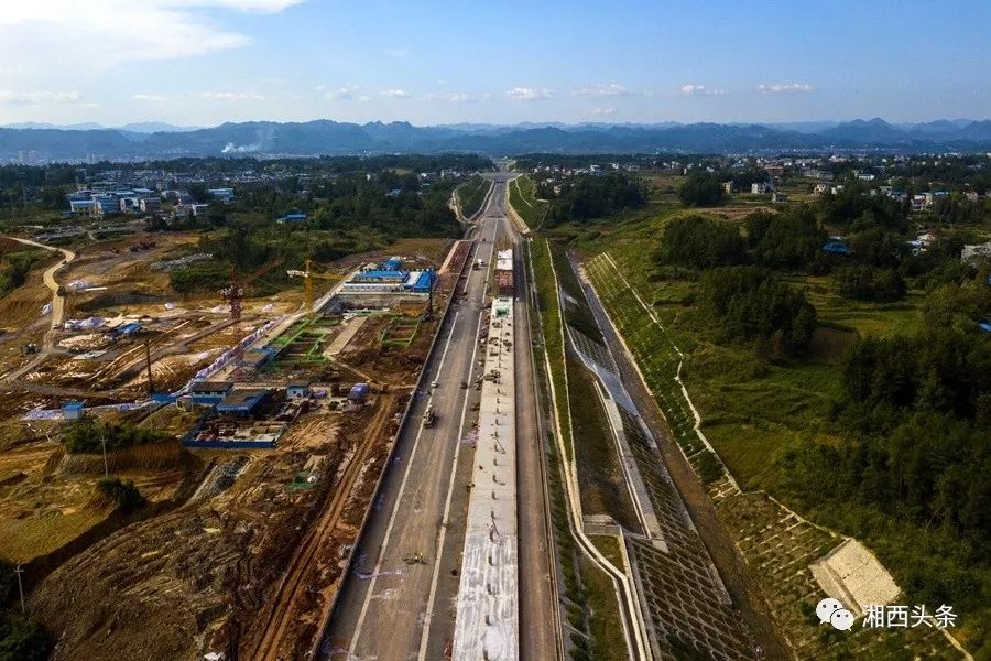 龍山火車站黔張常鐵路酉水河特大橋位於湘西州龍山縣石羔街道正南社區