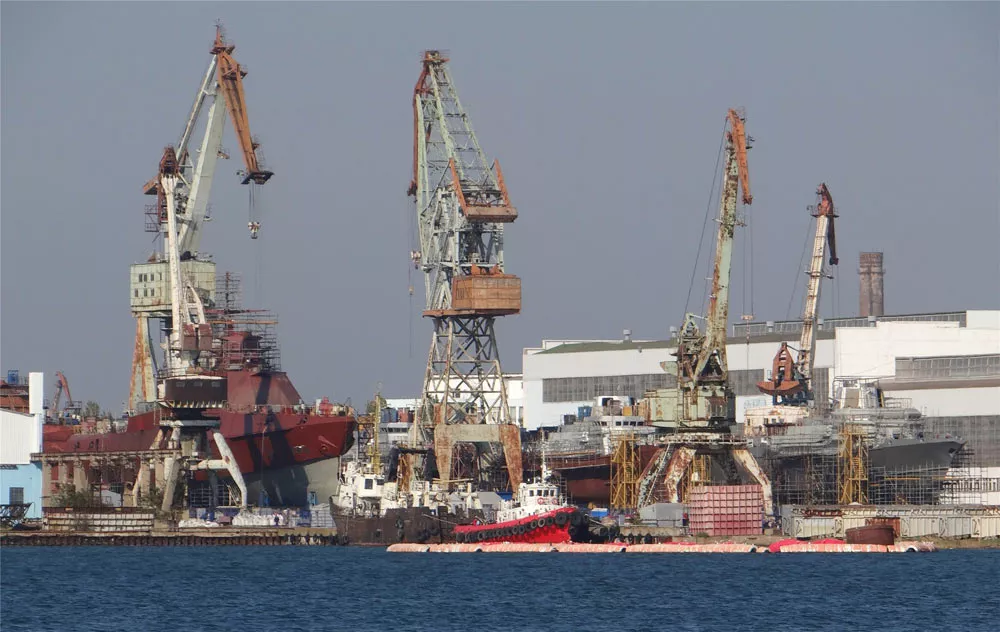 俄罗斯海湾造船厂近照曝光 多艘俄海军舰艇正在建造中