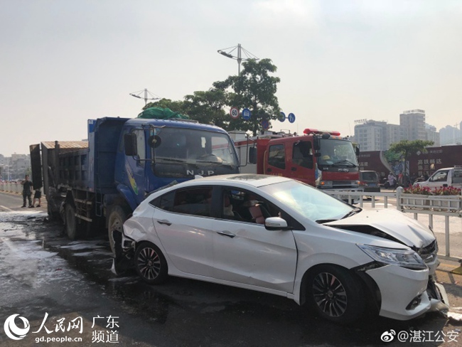 广东湛江发生5车相撞交通事故 1人死亡
