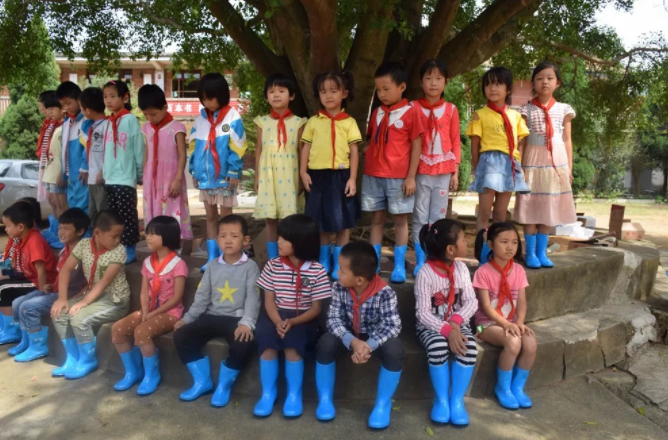 吉屋公益行千里善行始于足下一双双爱心雨鞋送到山区孩子们的手里