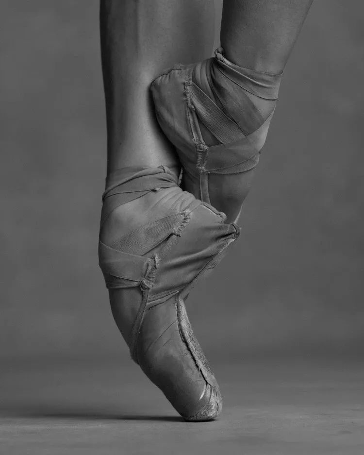 舞蹈演员的脚背图片