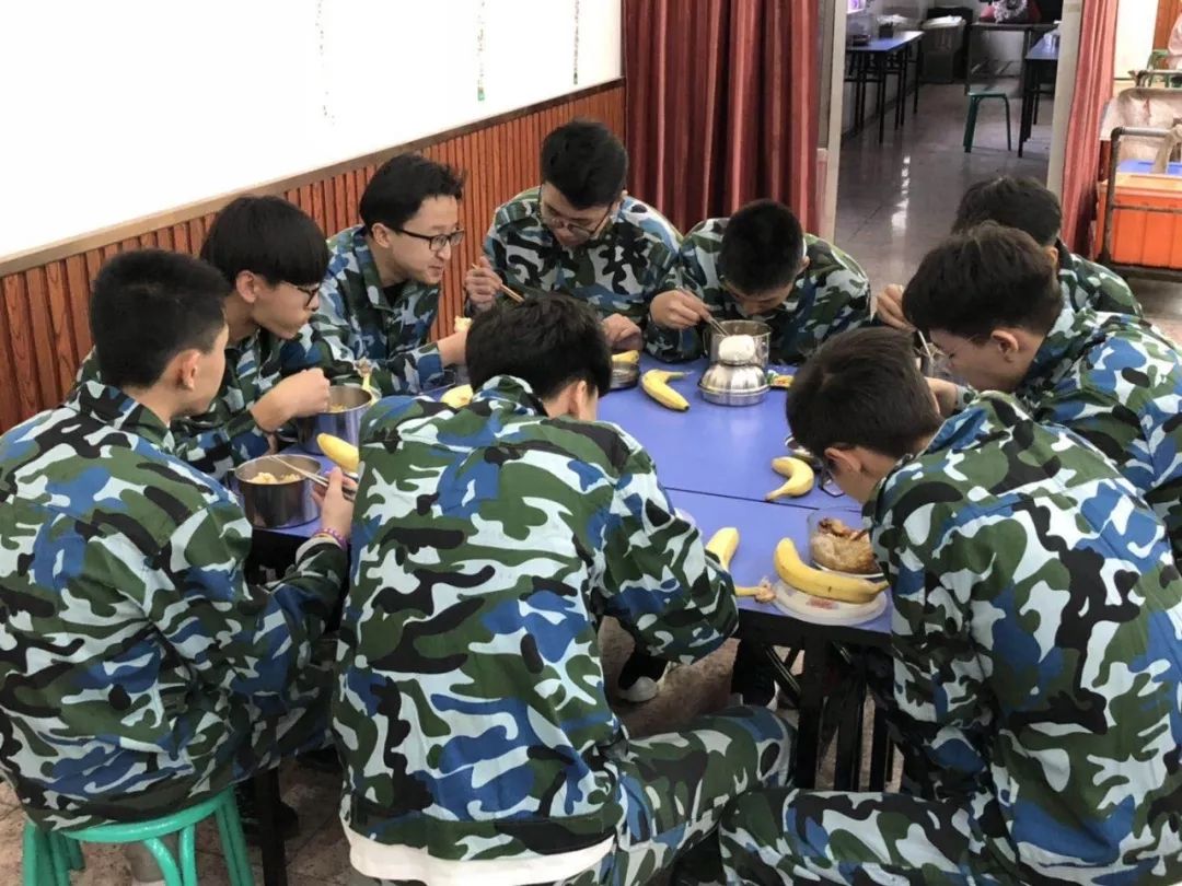 增添水果為了解同學們飲食狀況,午飯前,我院領導來到軍訓基地學生食堂