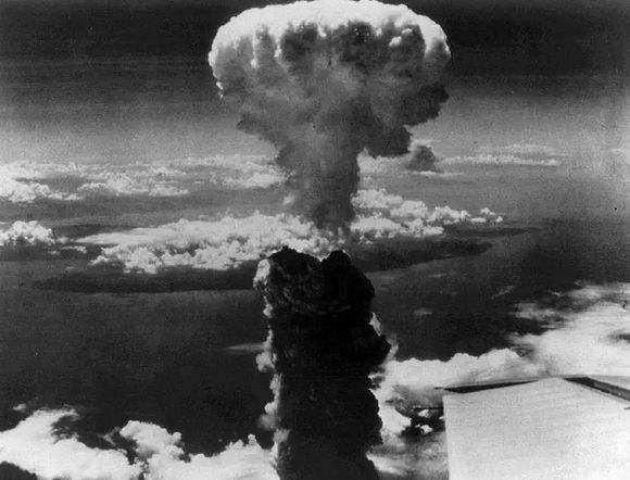 原子弹在广岛爆炸,日本政府欺骗国内人民,谎称是陨石坠落,图2场面震撼