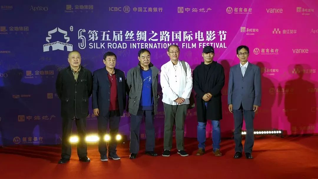 编剧芦苇,莫伸,导演周友朝,李小平,强小路,制片崔毅松.