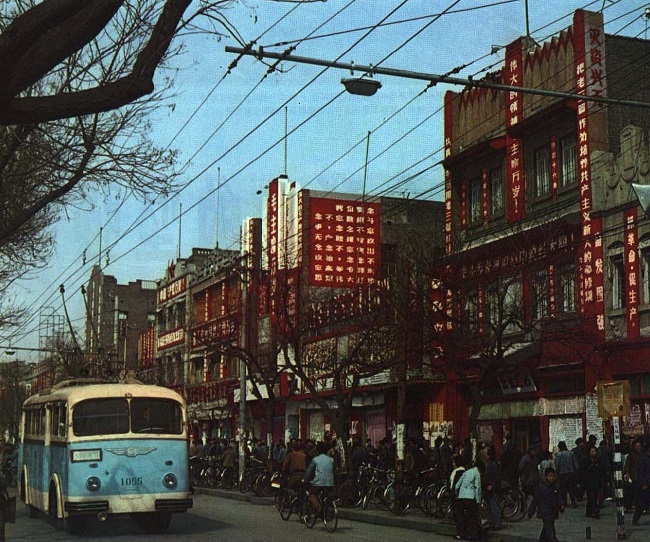 还记得上世纪六七十年代的老北京吗?图8是龙潭湖,图9是北京站