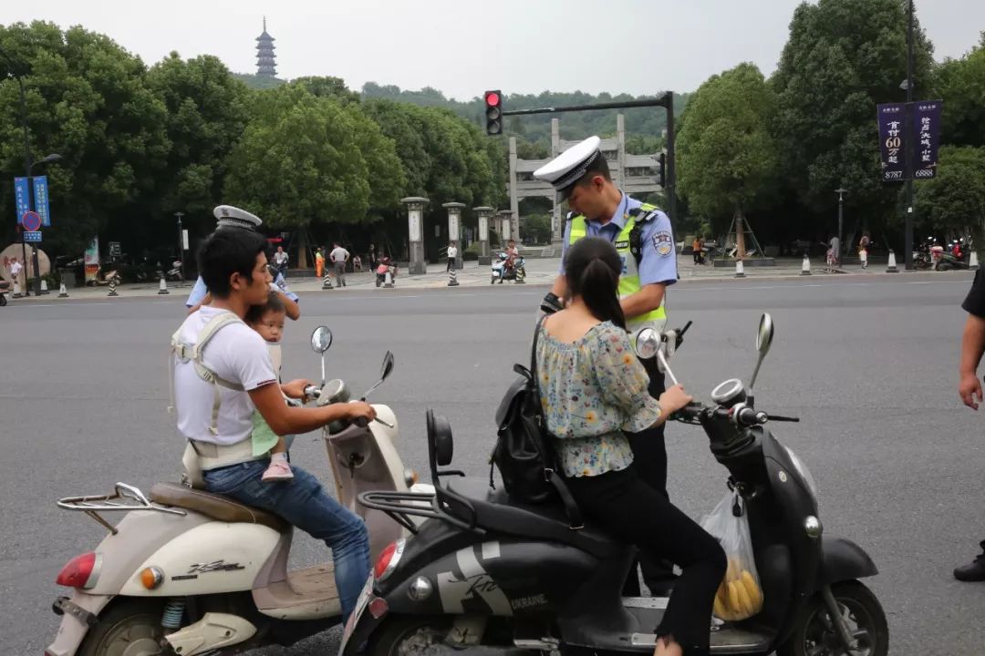 近4000人不戴頭盔被警告,12個現場教育點!海寧交通嚴查不鬆懈!_電動車