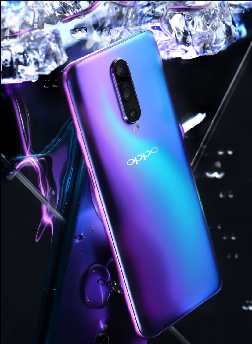 緊接著凝光綠,oppo r17 pro凝光綠墨綠色的手機後蓋看上去異常深邃,其