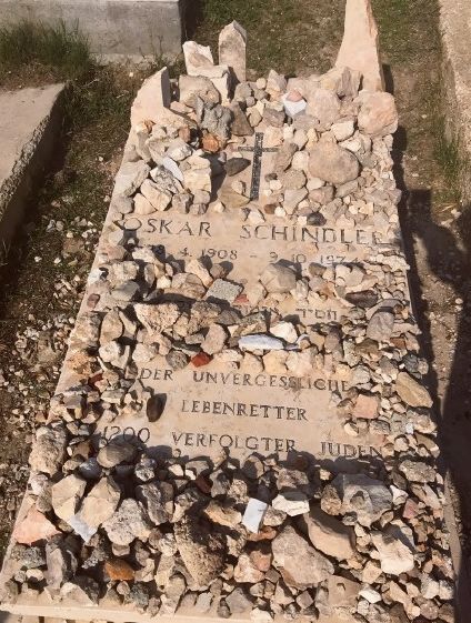 辛德勒的墓碑你可能会注意到,这墓碑上布满了石头
