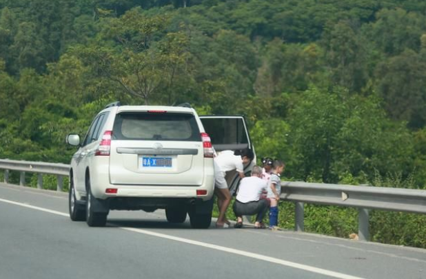 應急車道不能停被堵在高速上的女司機尿急該怎麼辦呢