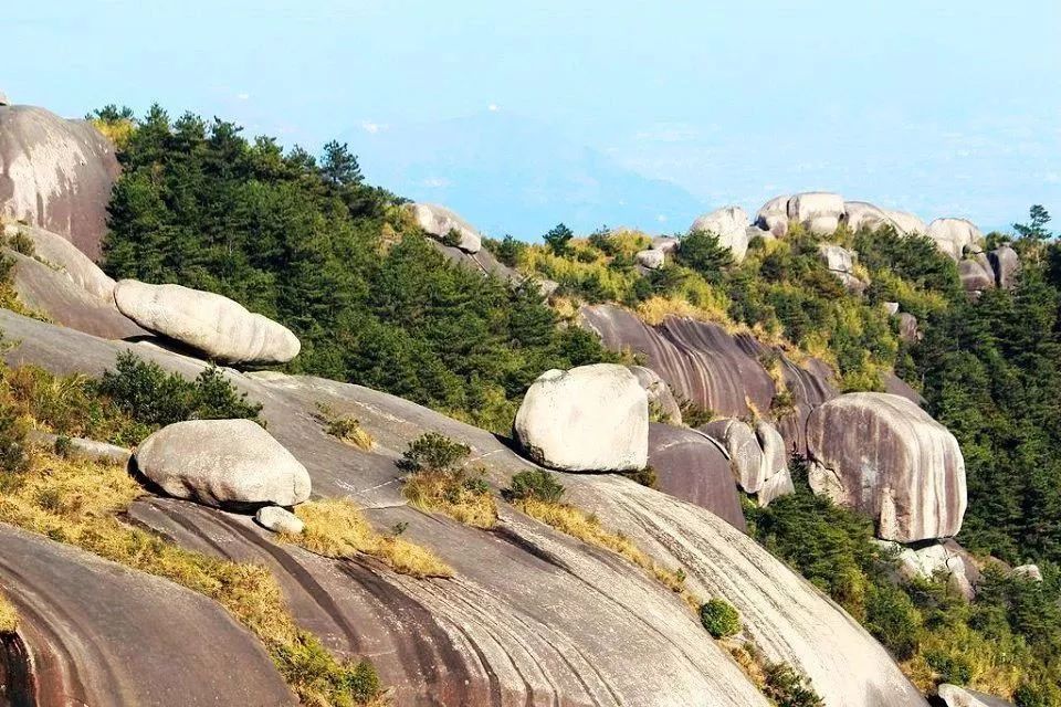 玉蒼山是浙江省溫州市的國家森林公園景區,原名白雲山,因八面朝向,又