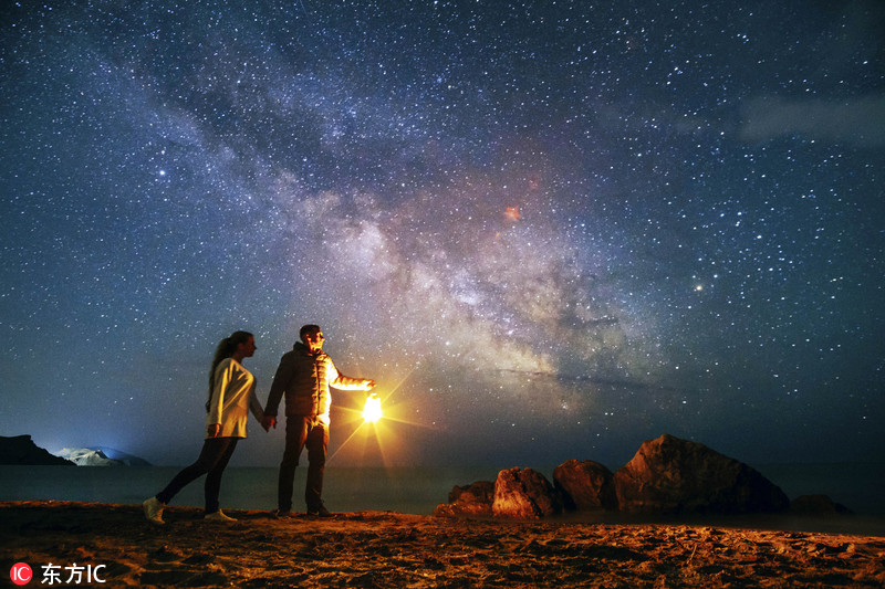 摄影师捕捉星空下浪漫情侣 牵手相依梦幻如画