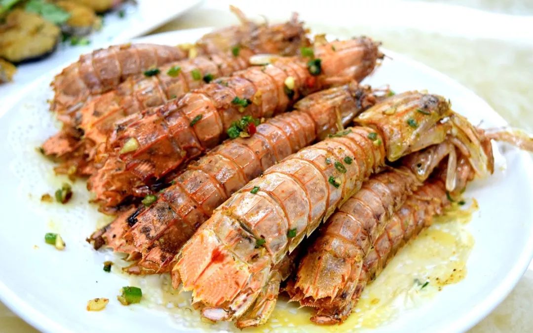 虾肉口感细腻是一条高分的濑尿虾爆炒过后,椒盐渗入虾肉虾肉鲜嫩,加上