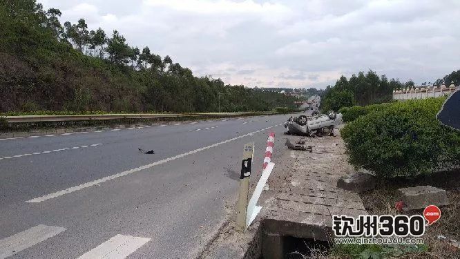 下坡路段发生一起交通事故,一辆银色夏利小车自久隆往市区方向行驶