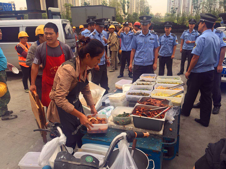 蘇州滸墅關城管突擊整治工地口盒飯攤