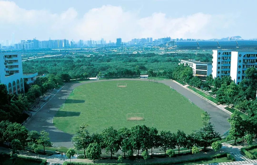 校名為廣東財經學院,1985年更名為廣東商學院,2013年更名為廣東財經