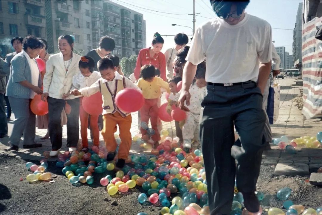 1994年,沈阳禁止燃放烟花爆竹,婚礼迎亲踩气球.