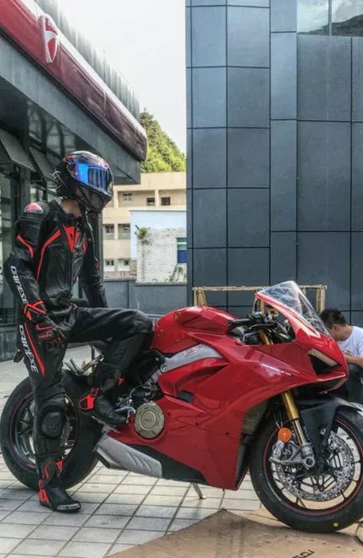 杜卡迪新一代v4引擎的車款但如今ducati決定更進一步並追求底盤反饋跟