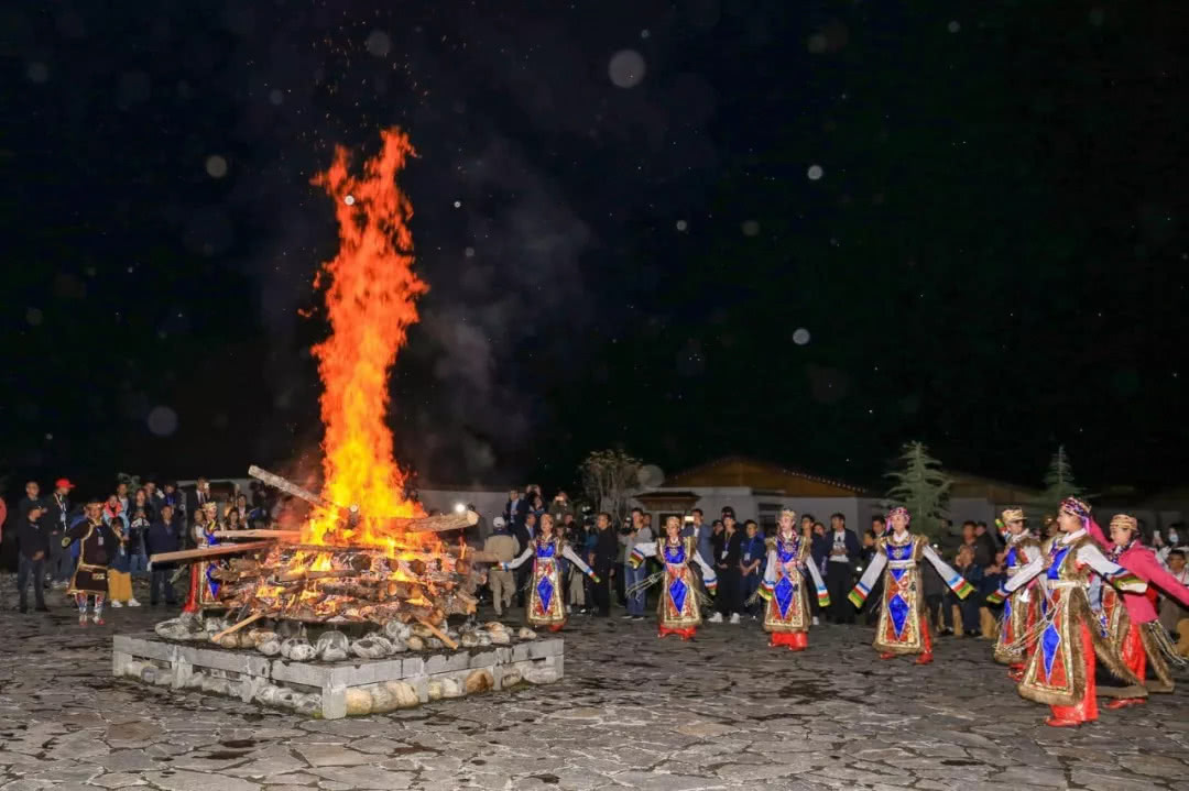 篝火晚会"点燃"好客鲁朗9月9日晚,庆"藏博会林芝分会场暨2018西藏林芝