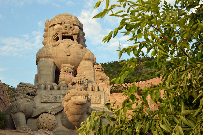 中国最大的石狮子 高195米 狮口能容10余人