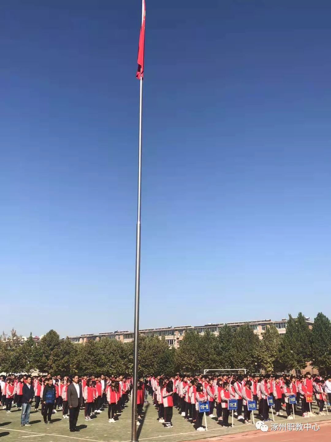 担任校国旗方队队长的17建筑二班董帅同学做了以《我爱你,中国!