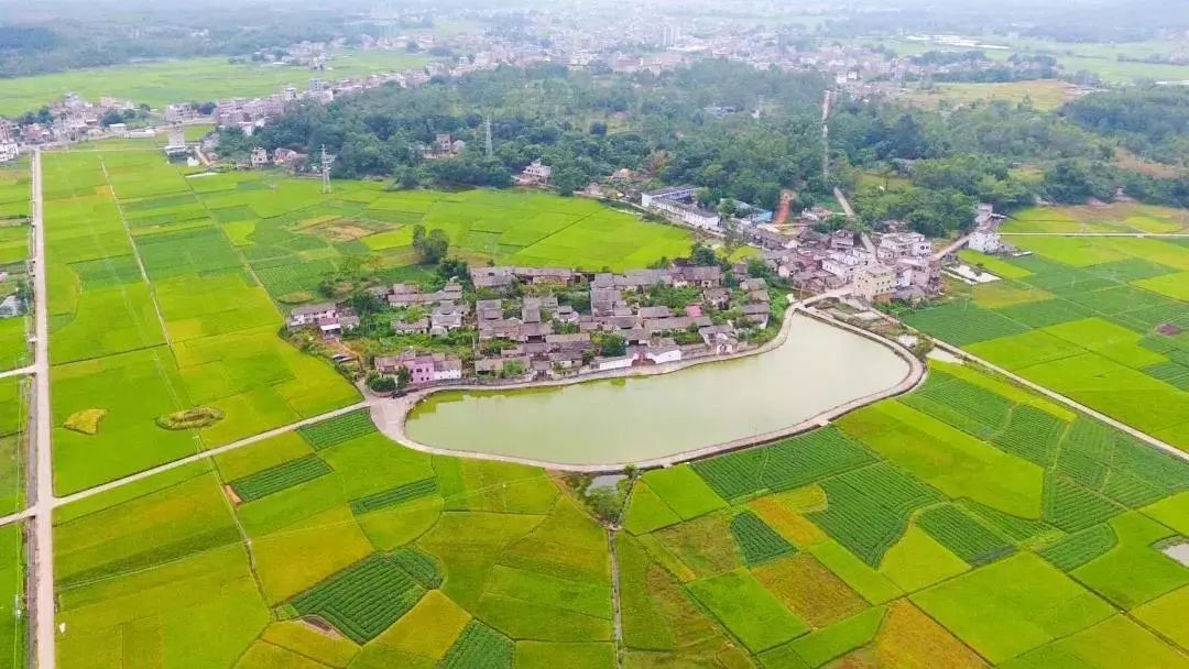 大湖镇原名大湖田,因境内有一个经久不旱的"天井湖,周围土地平坦