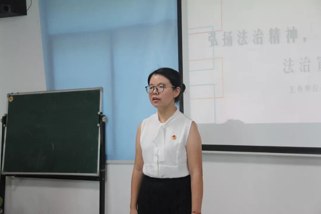 新风里社区区民吴建莲与她的孙子为时6天的法治活动得到了社区居民的