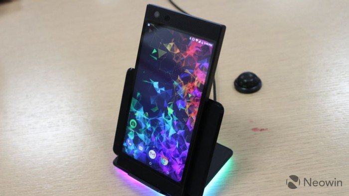 Razer Phone 2发布：背面Chroma幻彩灯 正面120Hz屏幕