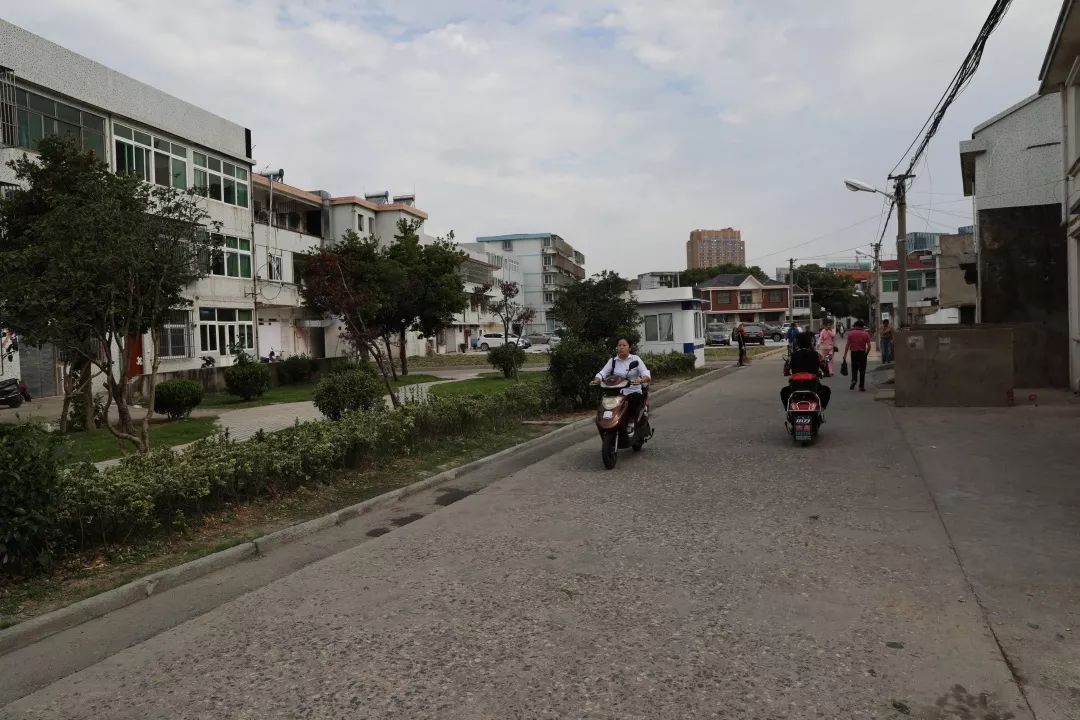 新城千岛路与海天大道交口过去,记者在新城千岛路与海天大道交口抓拍