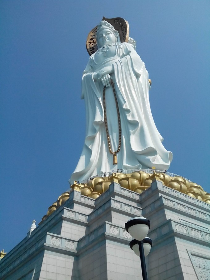 南山文化旅遊區中最著名的是海中塑有高108米的巨型觀音銅像和南山寺