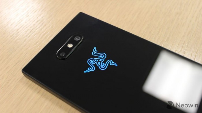 Razer Phone 2发布：背面Chroma幻彩灯 正面120Hz屏幕