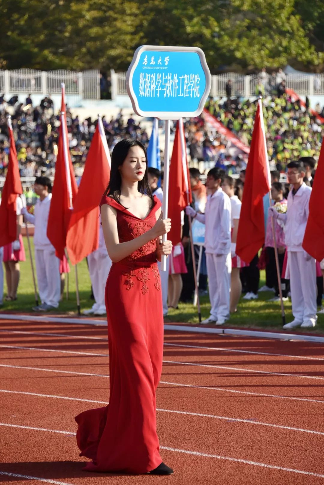 运动会开幕式举牌礼仪图片