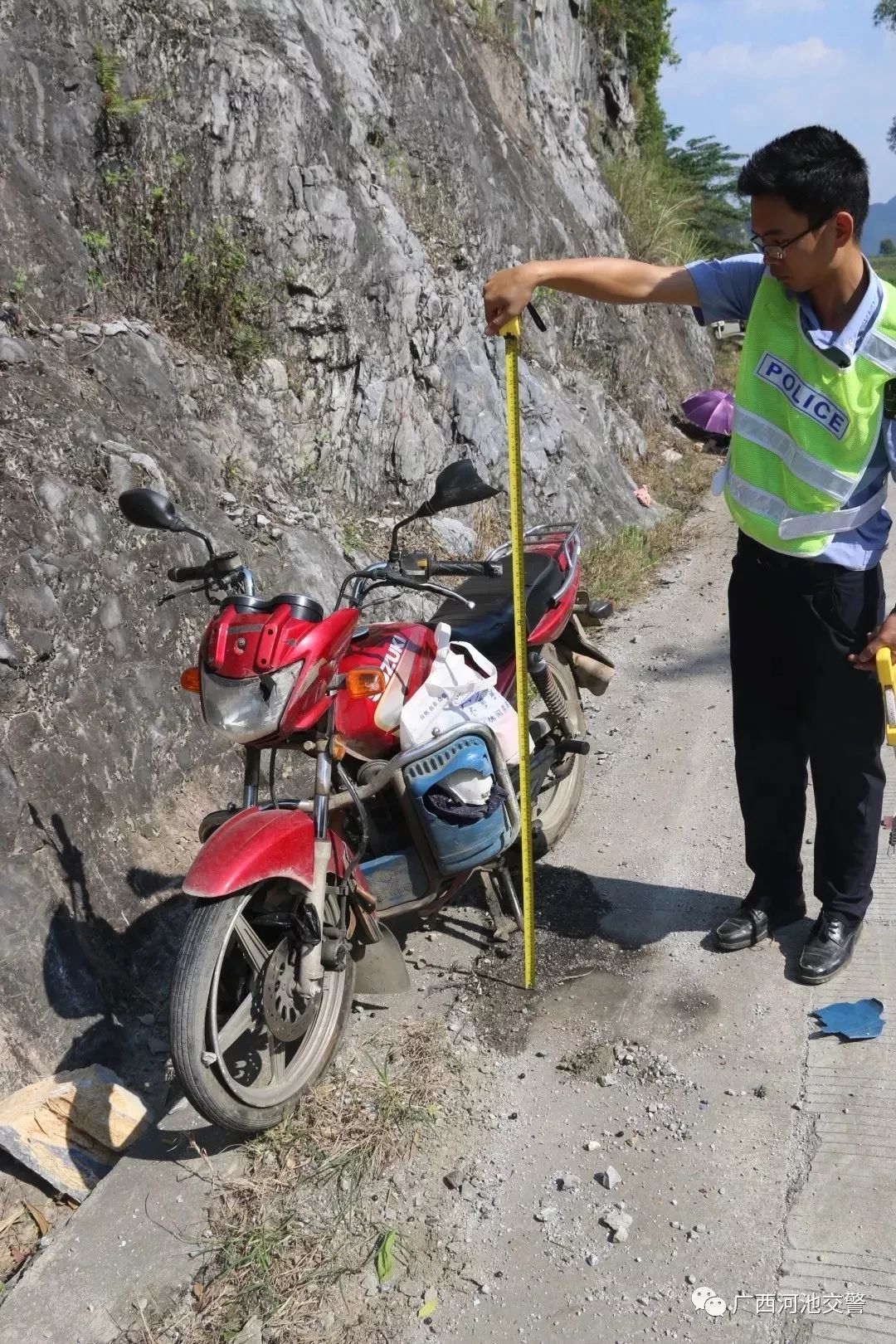 大化:摩托車發生翻車,撞上了路沿警示杆,2死2傷