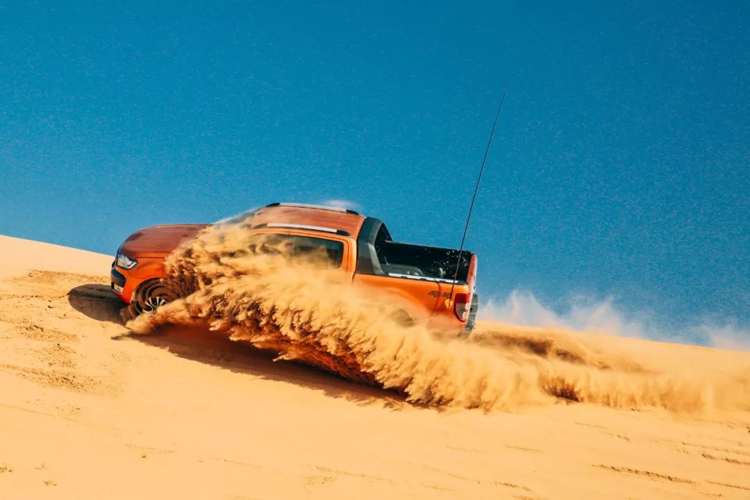 驾驶13辆皮卡车进行沙漠穿越,这才是完美的越野体验!