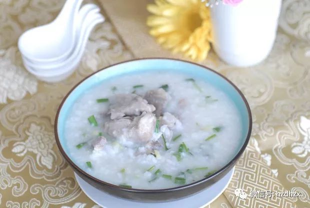 午點:鹹骨粥雜菇肉丸湯白米飯午餐:花菜木耳炒肉片青菜早餐:黑豆漿肉