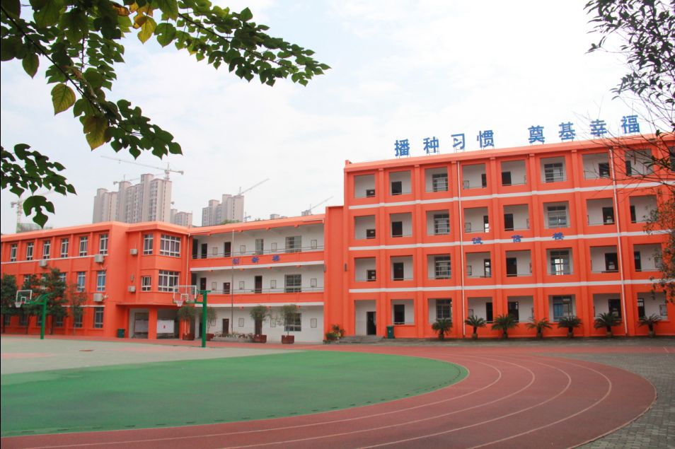 伍家岗区李家湖小学地处宜昌市东大门,始建于1972年.