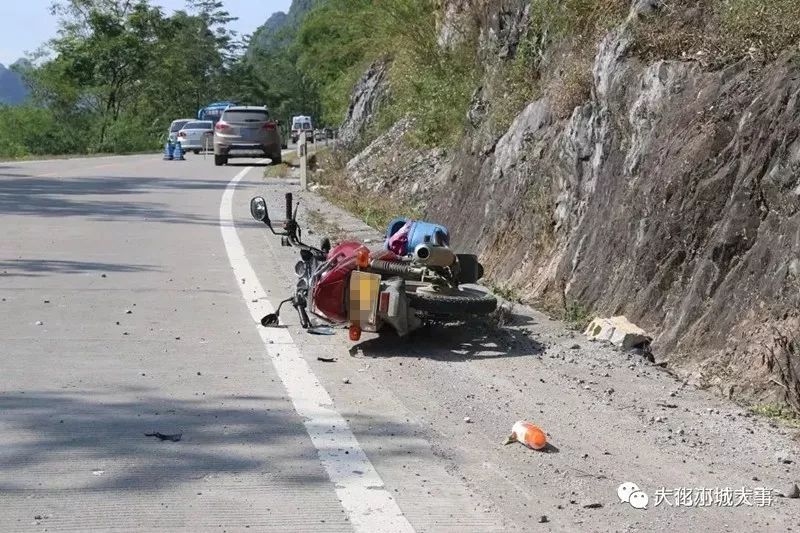 大化:摩托车发生翻车,撞上了路沿警示杆,2死2伤