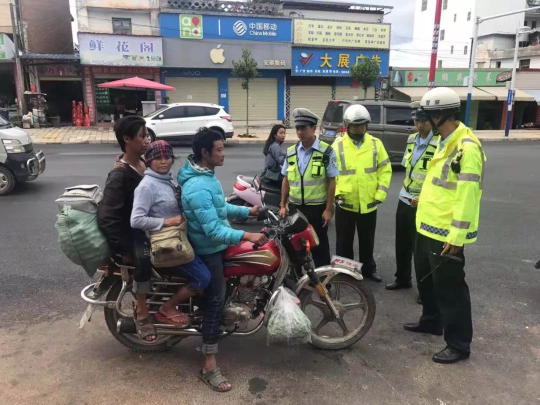 陇川县公安局交警大队以摩托车超员超载,无牌无证,未佩戴头盔等突出的