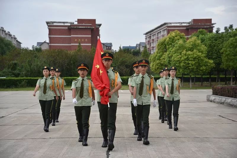 綠色的軍裝,挺拔的身軀,颯爽的英姿,矯健的步伐,展示出了國旗班成員的