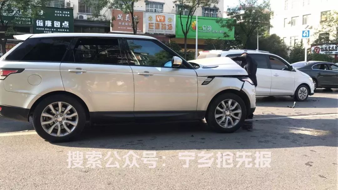 事故中,追尾的車輛路虎車頭損壞嚴重,水箱已壞,安全氣囊已打開,車子