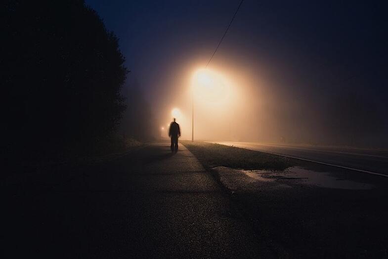 独自一个人走背影黑夜图片
