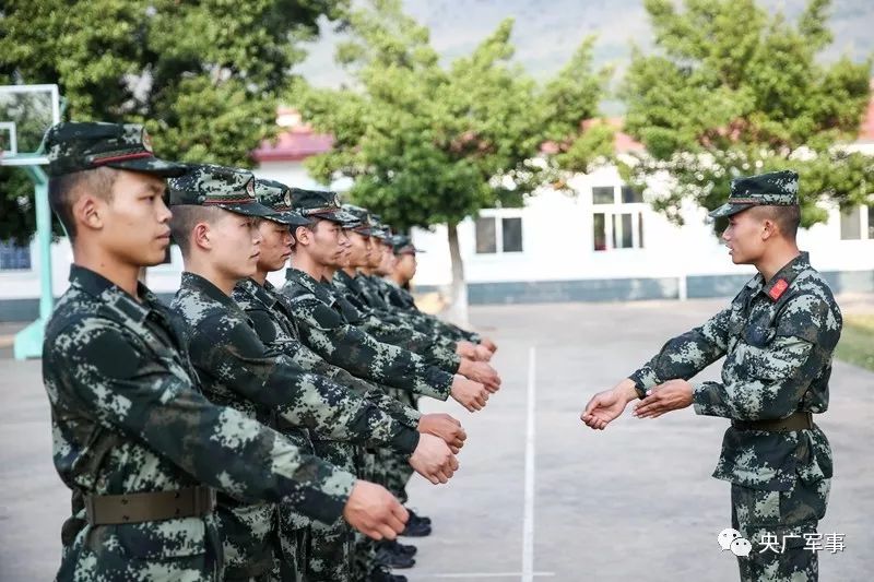 军人走路的姿势图片