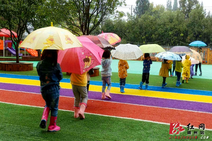 靖州:下雨天 这个幼儿园老师带着孩子踩水玩沙