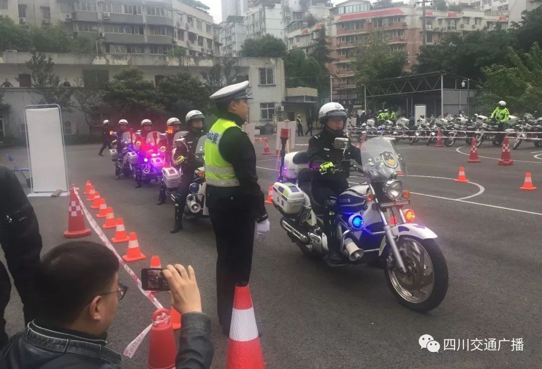 1017丨身边帅炸成都交警摩托车驾驶技能大比武