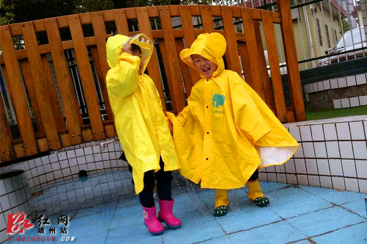 靖州:下雨天 这个幼儿园老师带着孩子踩水玩沙