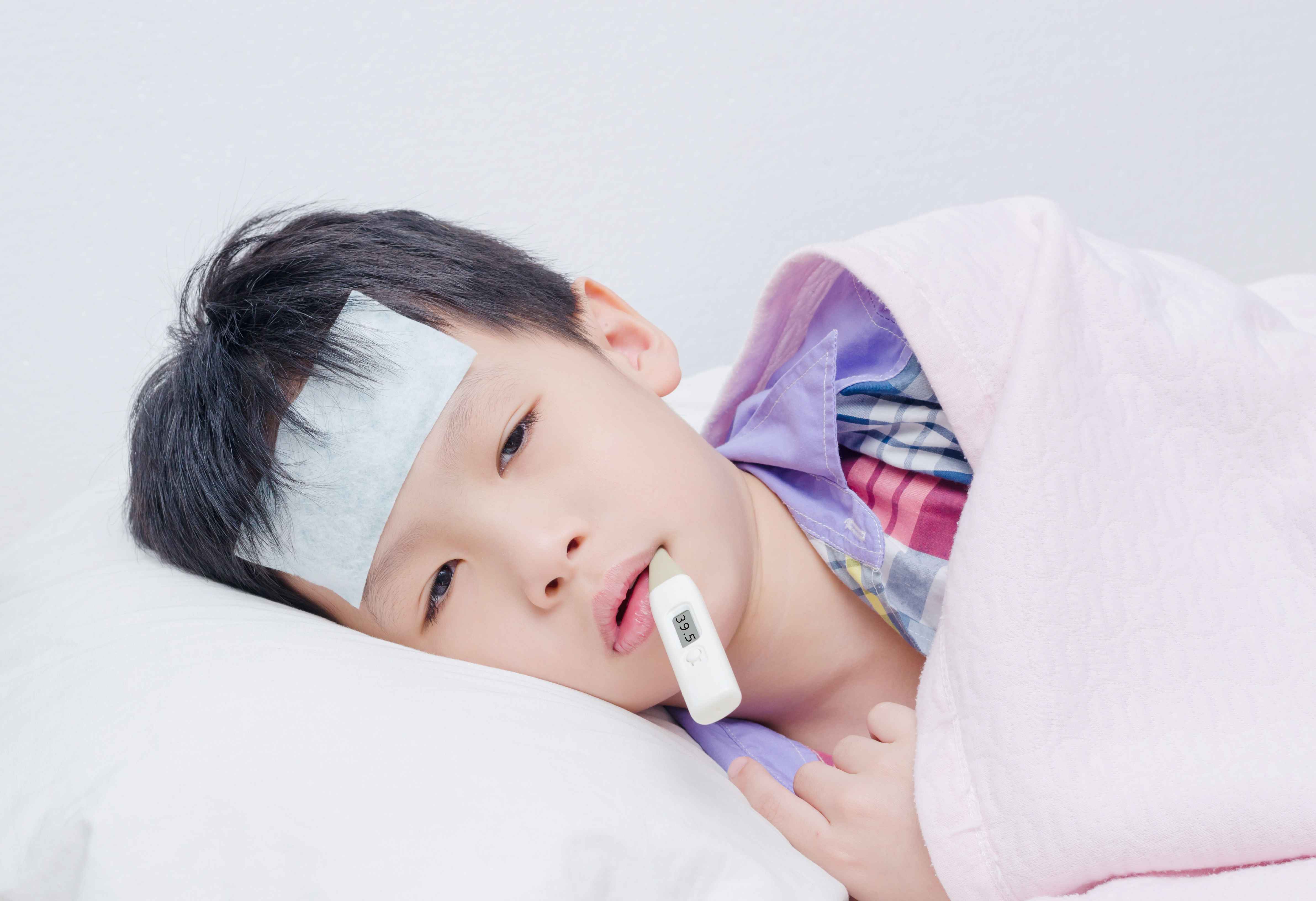 插图是发烧的躺在床上有症状生病的孩子和在他嘴里的温度计 — 图库矢量图像© Lcosmo #63306837