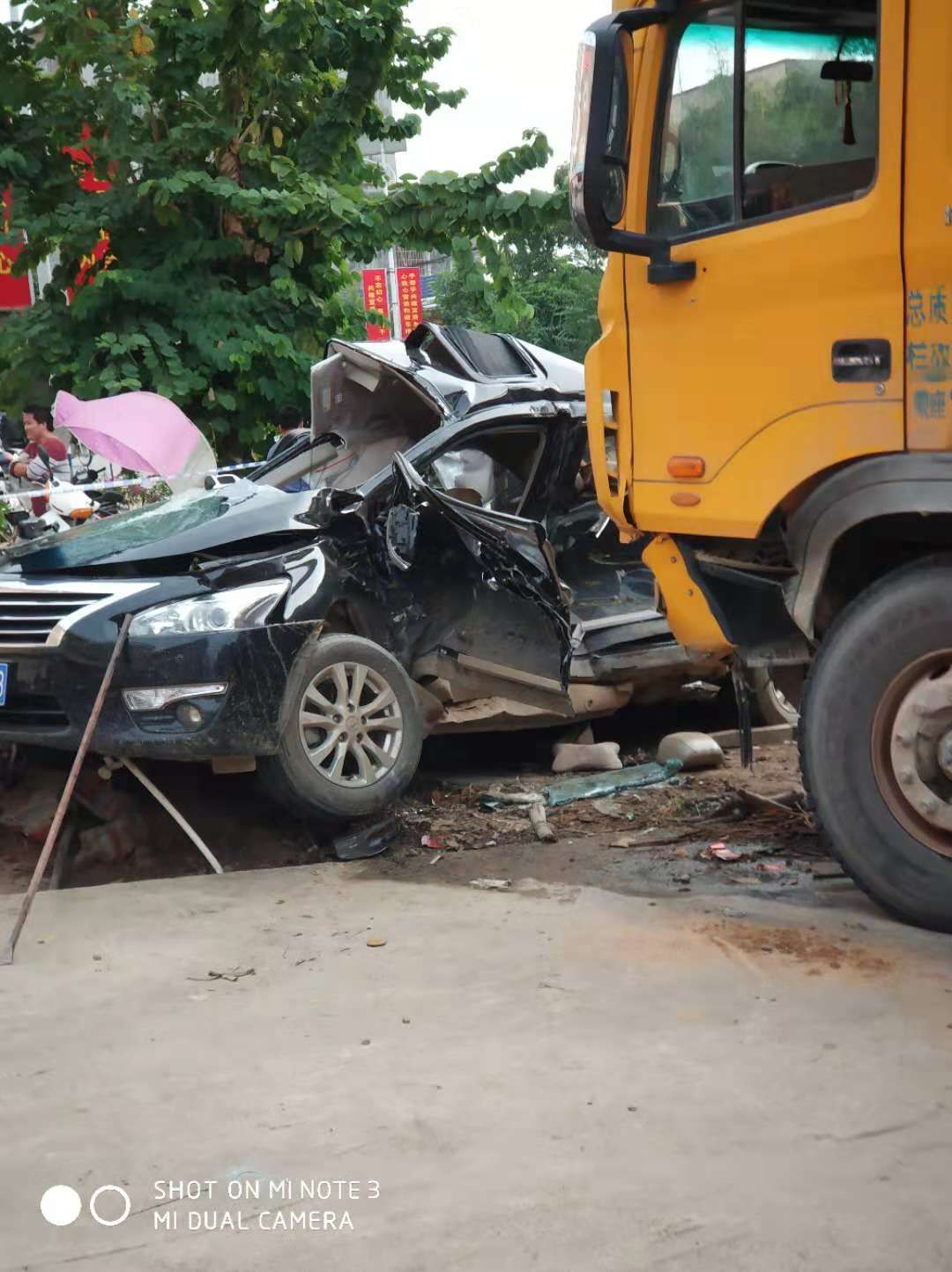 梧州石橋大卡車撞小車,現場慘烈!監控還原車禍瞬間.