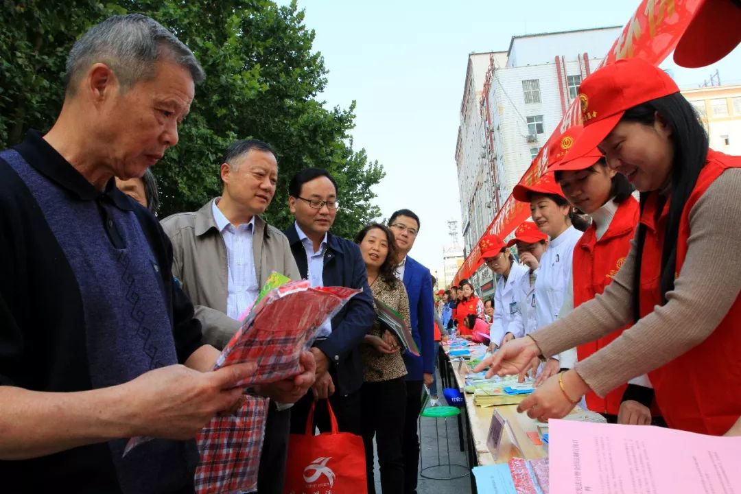 10月12日下午,相山区2018志愿服务周活动在淮北市相王广场正式启动