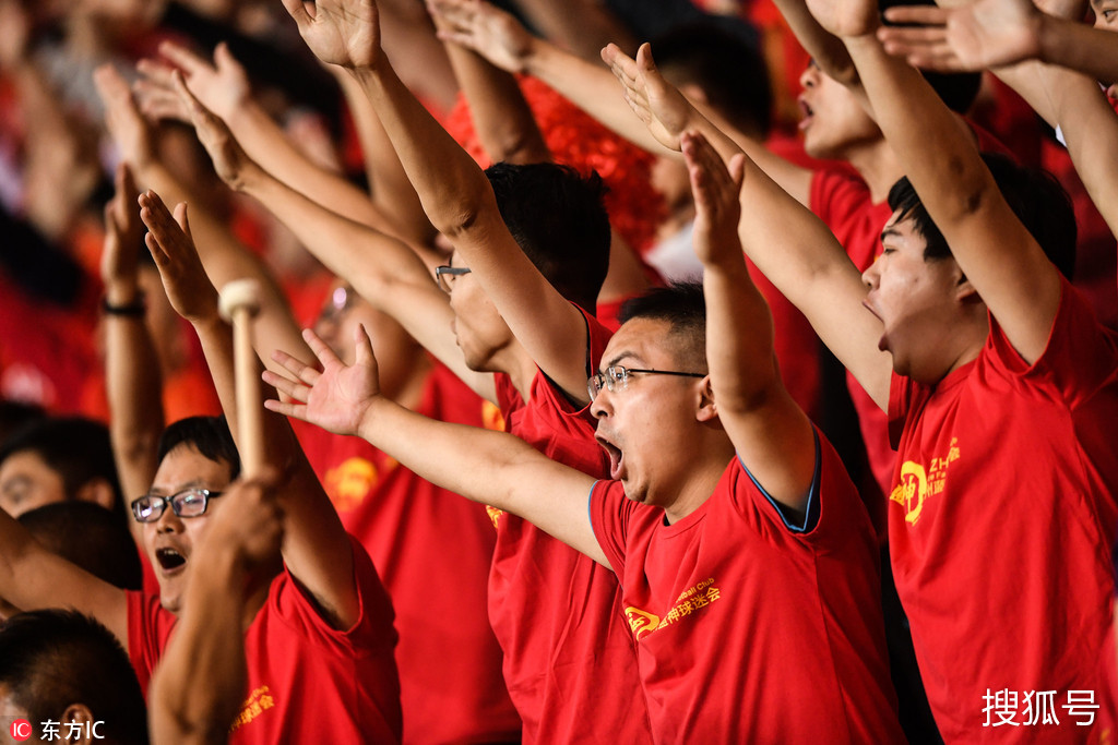 气势!中印友谊赛中国球迷看台激情助威振奋人心