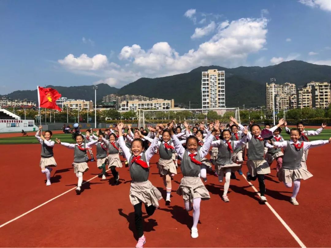 纪念建队69周年还记得当年胸前飘扬的红领巾吗