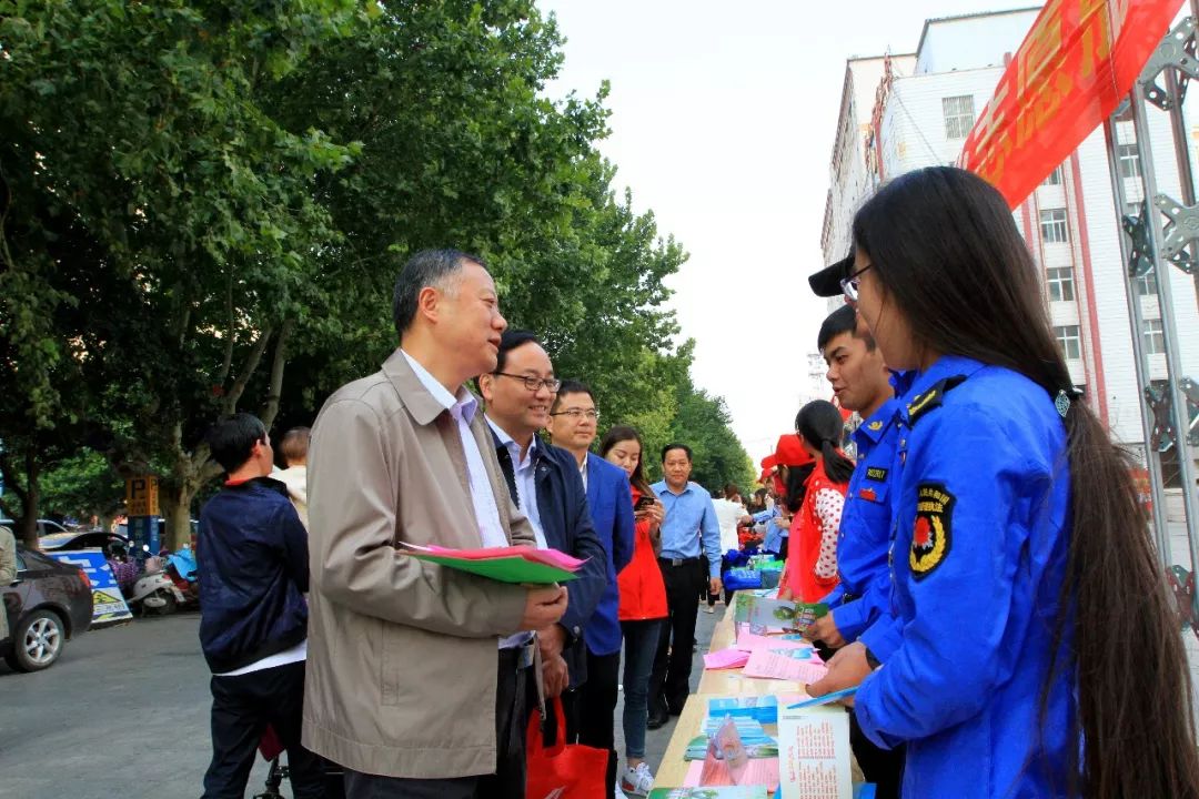 10月12日下午,相山区2018志愿服务周活动在淮北市相王广场正式启动